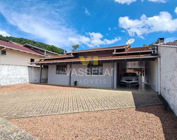 Linda casa de alvenaria com 231,70 m².
